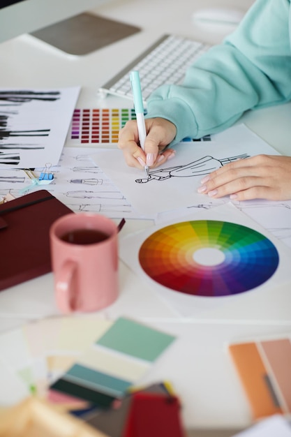 Trabajando en el diseño de ropa.