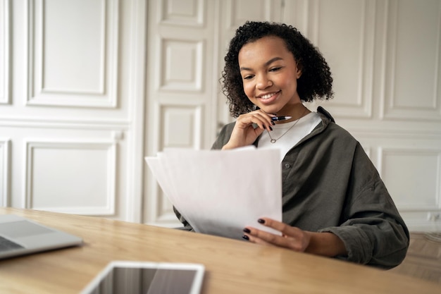 Trabajando con documentos informe de la empresa mujer joven en el cargo