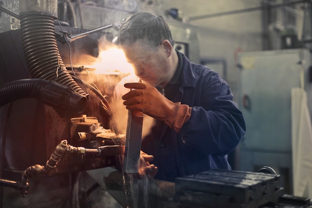 Trabajando duro en una fábrica