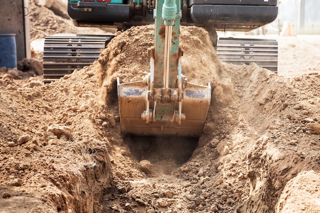 Trabajando Excavator Tractor Cavando Una Fosa.