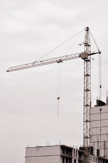 Trabajando grúas altas dentro de lugar para con edificios altos debajo