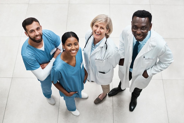 Trabajando juntos como un equipo multidisciplinario coordinado y comprometido Retrato de un grupo de médicos de pie juntos en un hospital