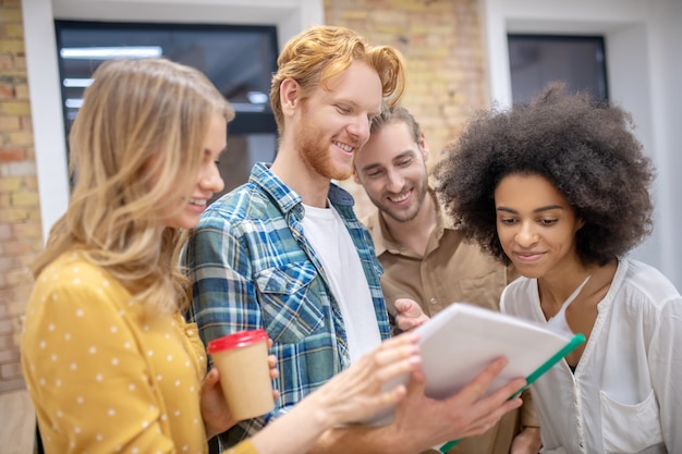 Trabajando juntos. Grupo de jóvenes profesionales que trabajan juntos en el proyecto