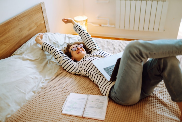 Foto trabajando en línea joven autónomo sentado en casa y trabajando en la computadora portátil compras en línea