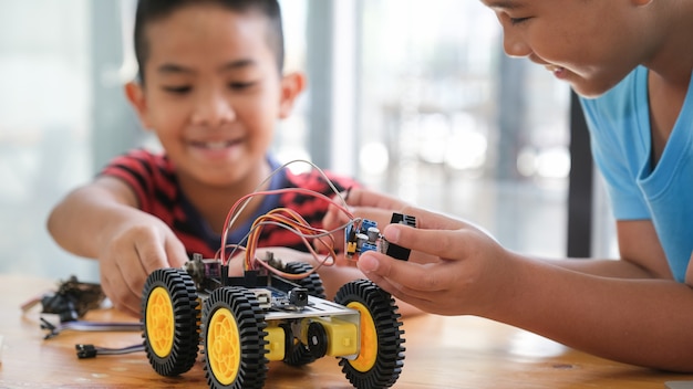 Trabajando en modelo de automóvil hecho a mano, construcción en electrónica.