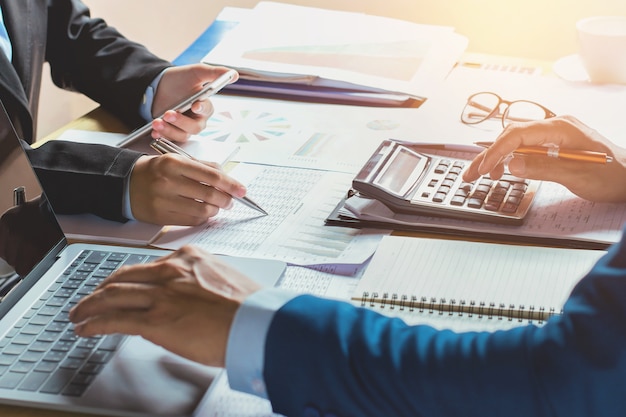 trabajando en la oficina para el presupuesto de auditoría