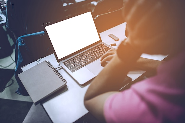 Trabajando en oficina y tolerancia de trabajo