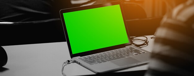 Trabajando en oficina y tolerancia de trabajo