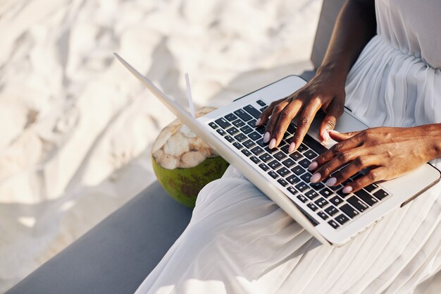 Foto trabajando en la playa de arena