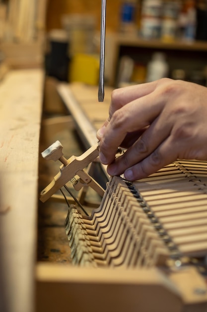 Trabajando en la restauración de un piano Reparando un piano de madera