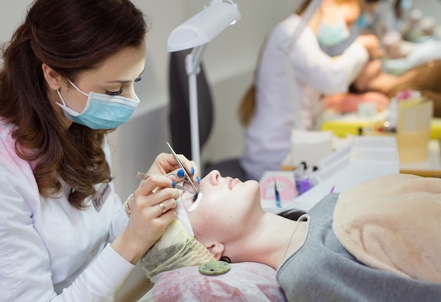 Trabajando en un salón de belleza y pestañas