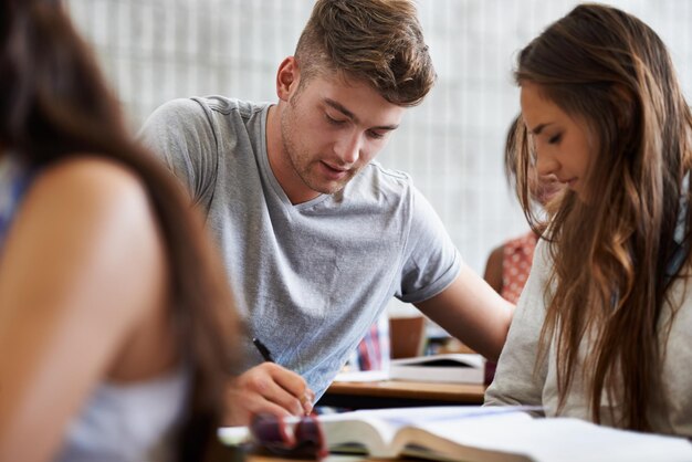 Trabajando hacia sus futuros alumnos en un aula universitaria