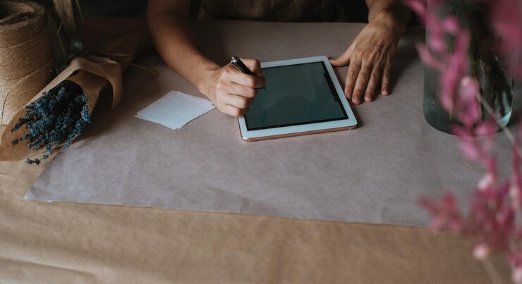 Foto trabajando en una tableta