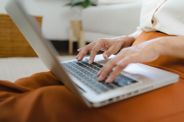 Trabajando usando una computadora portátil en una mesa de madera Manos escribiendo en un concepto de comercio electrónico de tecnología de teclado