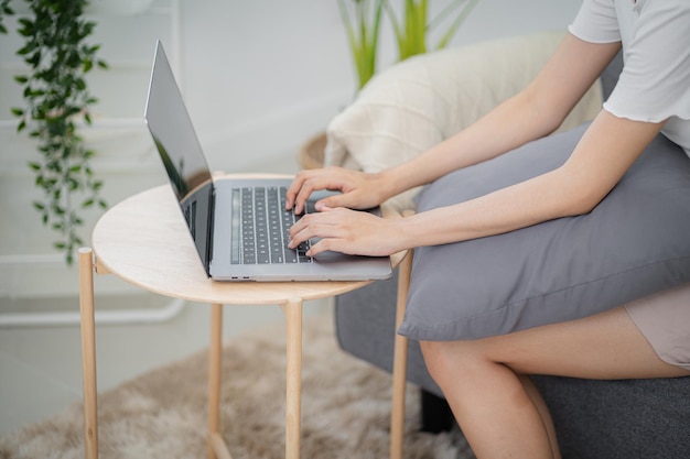 Trabajando usando una computadora portátil en una mesa de madera Manos escribiendo en un concepto de comercio electrónico de tecnología de teclado