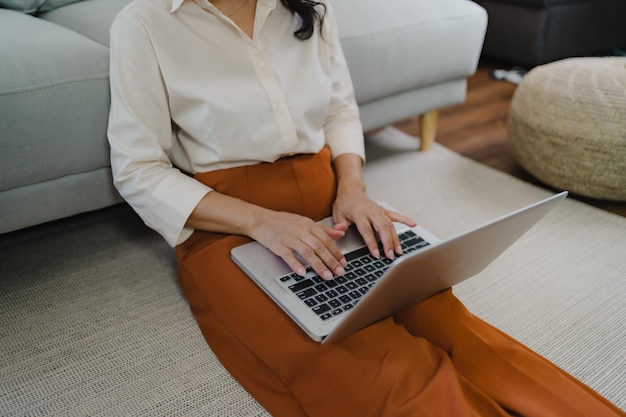 Trabajando usando una computadora portátil en una mesa de madera Manos escribiendo en un concepto de comercio electrónico de tecnología de teclado