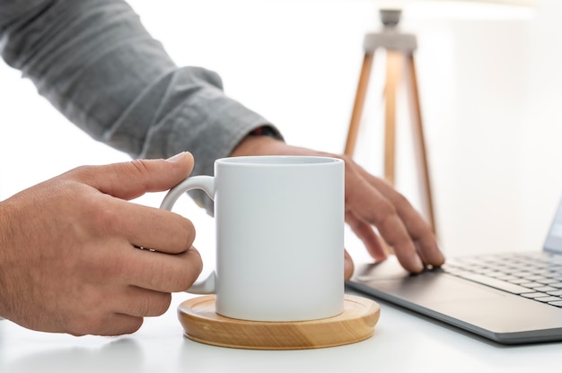 Trabajar en casa y beber café de oz taza de cerámica blanca taza blanca maqueta de espacio de copia para su