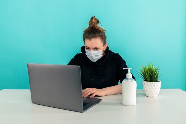 Trabajar en casa en la computadora de forma aislada.