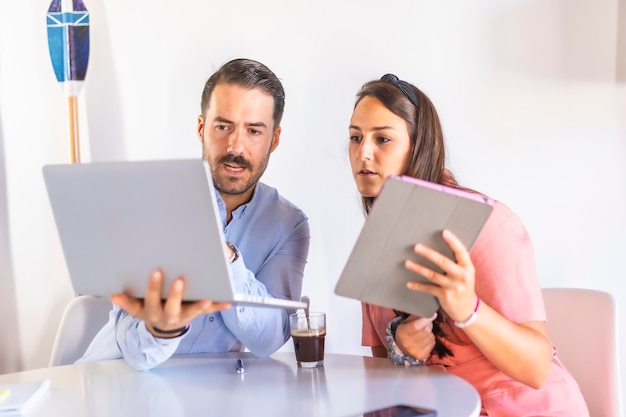 Trabajar en casa con una computadora portátil y una tableta