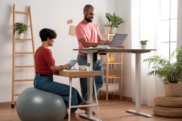 Trabajar desde casa en una estación de trabajo ergonómica