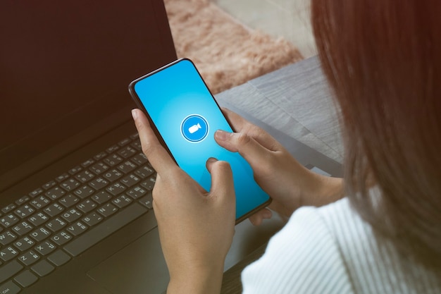 Trabajar desde casaMujeres que usan la aplicación de videoconferencia en línea en el teléfono