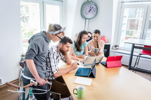 Trabajar en un centro moderno para nómadas digitales