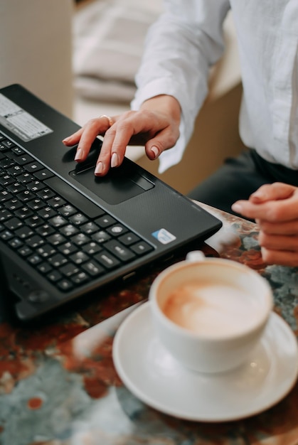 trabajar en una computadora portátil computadora portátil chica de negocios una taza de café trabajo de negocios