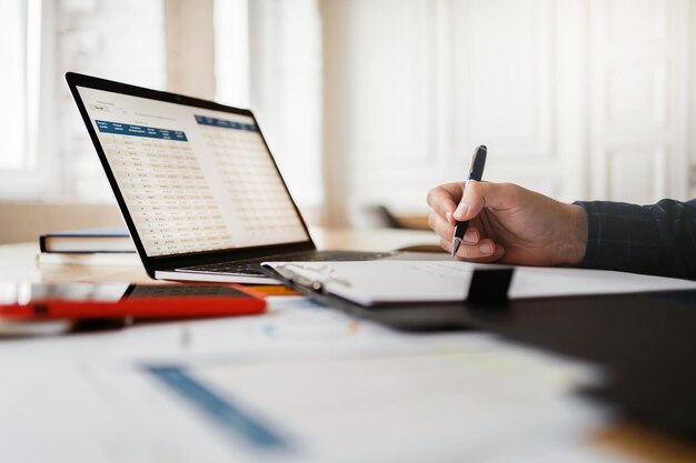Trabajar con documentos y hojas de cálculo en línea El hombre cuenta los ingresos de la empresa