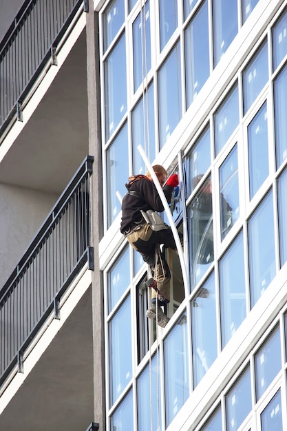 Trabajar en un edificio alto coloca las ventanas afuera en el nuevo edificio