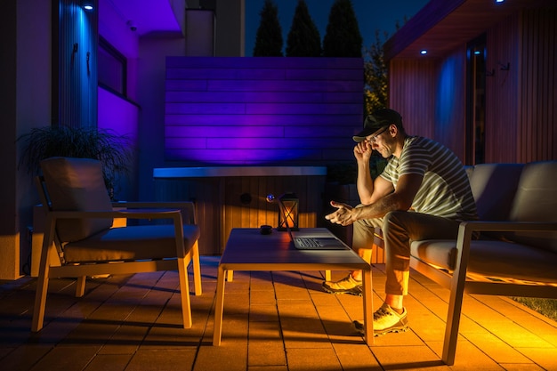 Trabajar de forma remota desde un jardín moderno en el patio trasero