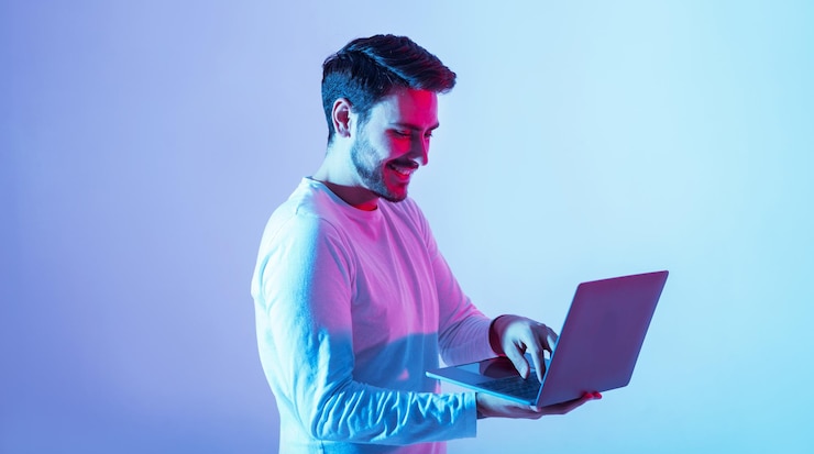 Foto trabajar y jugar en línea hombre feliz con computadora portátil y escribir