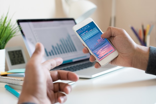 Foto trabajar con tecnología digital e información de big data