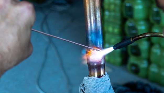 trabajar con tubos de cobre y quemador de gas