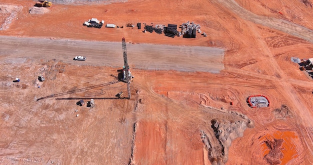 Trabaje en cimientos de pilotes verticales usando una bomba montada en un camión en un sitio de construcción perforando suelo debajo de columnas vertiendo hormigón y bombeando tierra sudada a alta presión