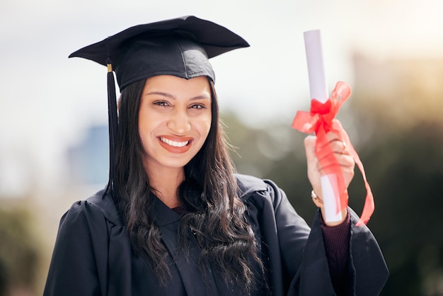 Trabajé muy duro para este retrato recortado de una atractiva joven estudiante celebrando el día de la graduación.