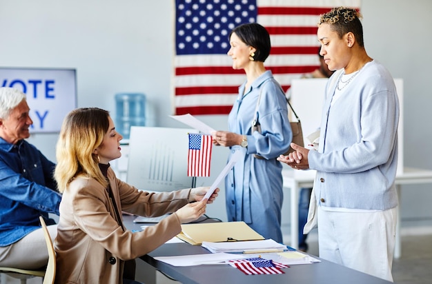 Trabajo administrativo en la mesa de votación