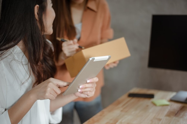 Trabajo asiático de la mujer joven desde el empaquetado y la entrega del marketing en línea del hogar para el cliente en el hogar. Propietario de negocio, PYME, envío, trabajo desde casa (FMH), autónomo, concepto de puesta en marcha.