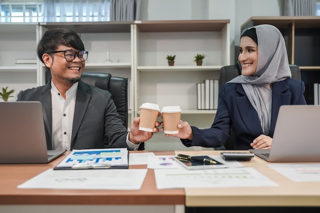 Trabajo de café de negocios 2 mujer joven y hombre reunión de café de bebida caliente en la comunicación de café Gente de negocios Chateando Chica usando blogs de teléfonos inteligentes Trabajo en equipo reunión de negocios trabajando