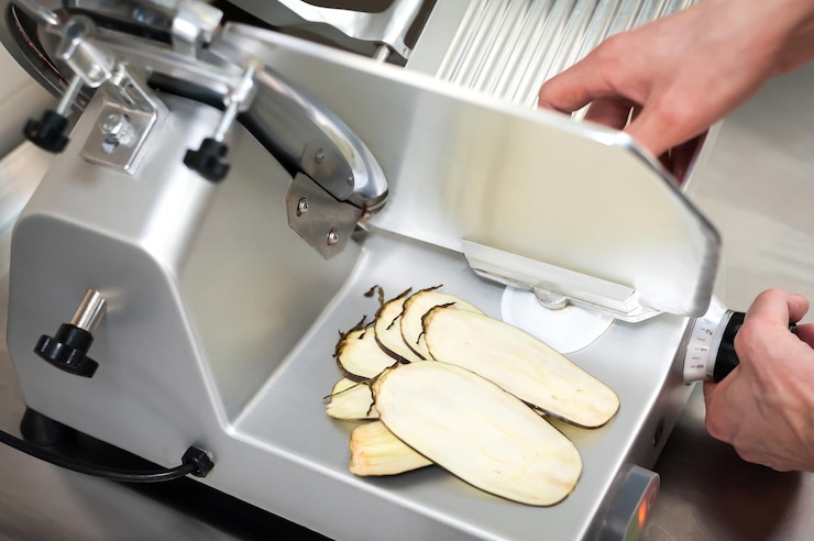 Foto el trabajo del chef en una rebanadora cortando verduras