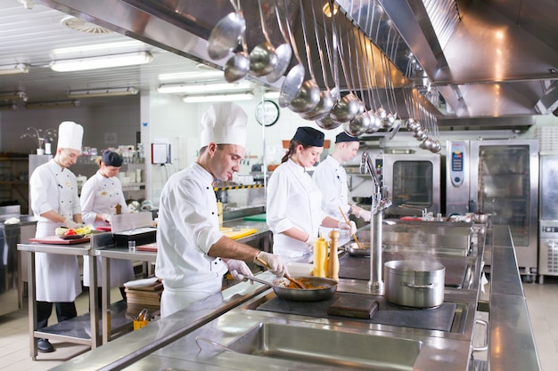 Foto el trabajo del cocinero en la cocina del restaurante.