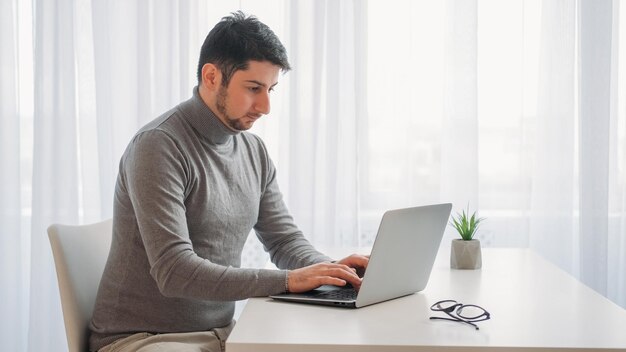Trabajo en computadora enfoque de tareas hombre lugar de trabajo de oficina