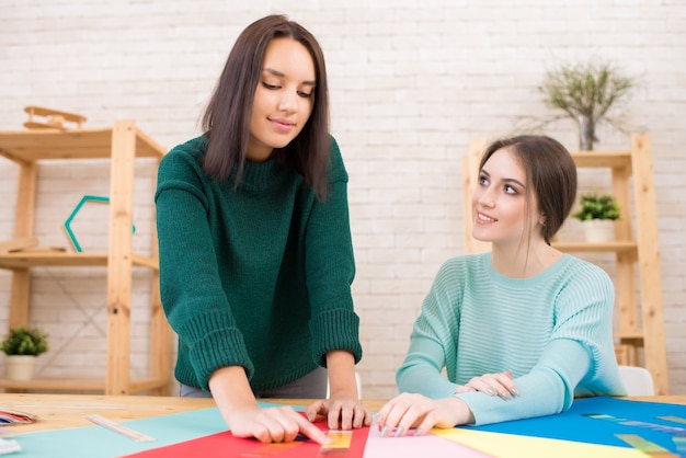 Trabajo conjunto de diseñadores de moda