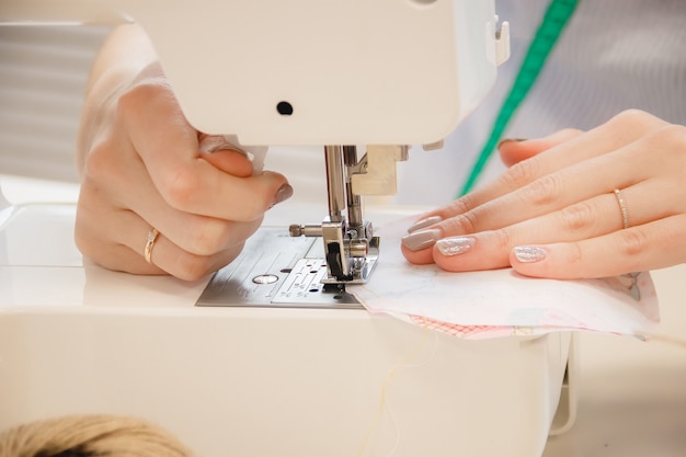 Trabajo de la costurera de la mujer en la máquina de coser