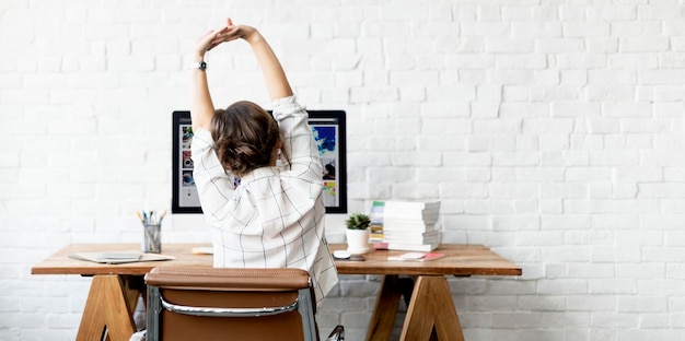 Foto trabajo descansando estiramiento concepto de mujer de estilo de vida