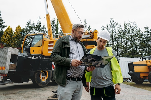 Trabajo de discusión de capataz y cliente en el sitio de construcción Arquitecto con constructor