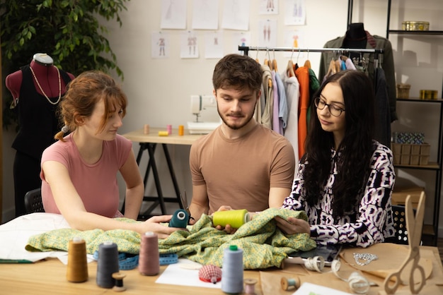 El trabajo del diseñador de moda y los sastres en la tienda Los diseñadores de moda que trabajan en su estudio.