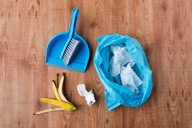 trabajo doméstico, limpieza doméstica, concepto de limpieza de hogar, residuos y basura - primer plano de la bolsa de basura con basura y basura en el hogar