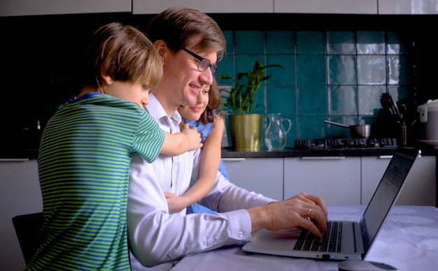 Trabajo a domicilio remoto, cuando la familia está en casa.