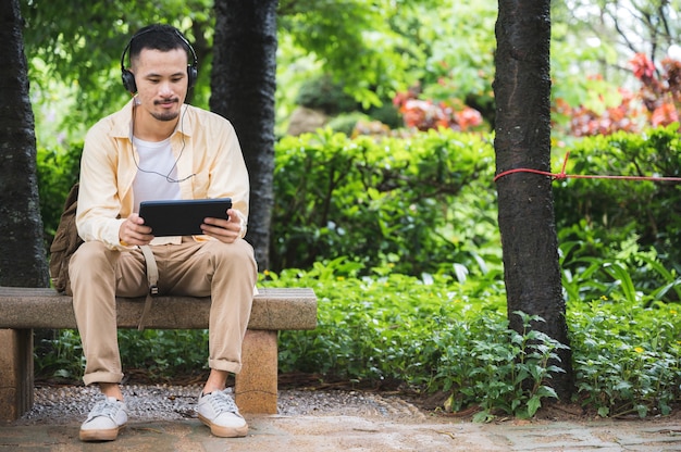 Trabajo de ensueño en línea para trabajo independiente en una computadora portátil con hermosas vistas. Nómada digital o hombre de negocios viajero que trabaja a través de una conexión a internet.