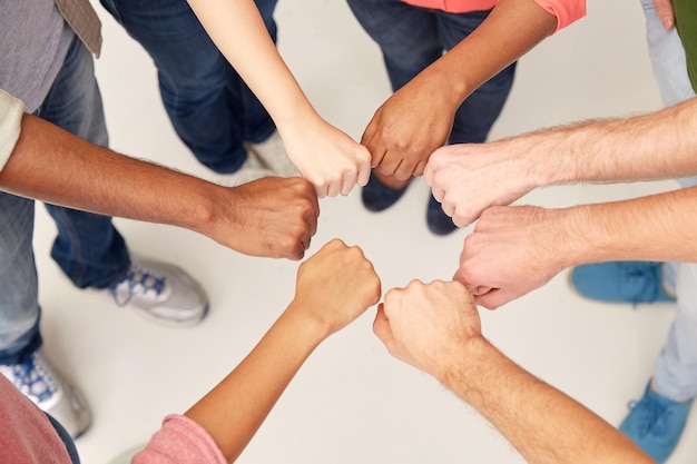 trabajo en equipo, amistad, internacional, gesto y concepto de personas - grupo de manos haciendo golpe de puño